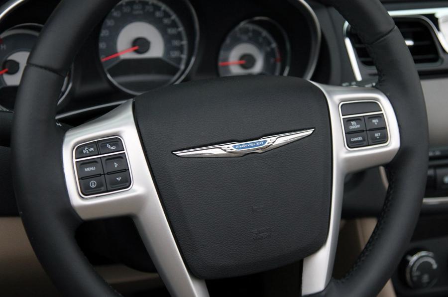  Chrysler 200 Convertible 2011 года  (фото 40 из 73)